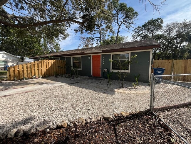 Building Photo - Cozy duplex with 3 bedrooms and 2 baths