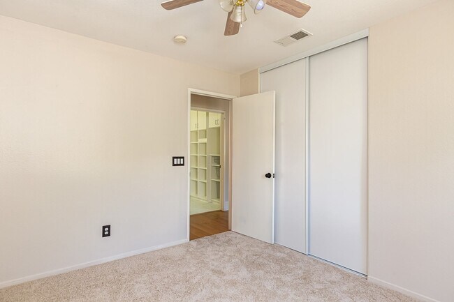 Building Photo - Beautiful Oceanside Cul-De-Sac Home!