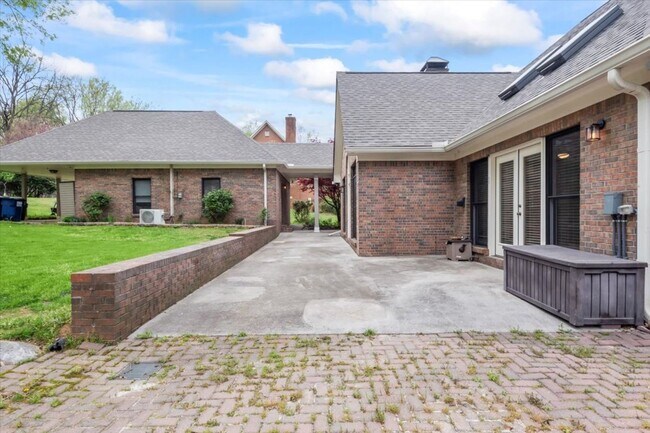 Building Photo - Stunning 3 bed 2.5 bath home in Cove Creek subdivision!