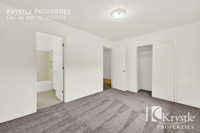 Building Photo - Nice 1 bdrm apt with off-street parking an...