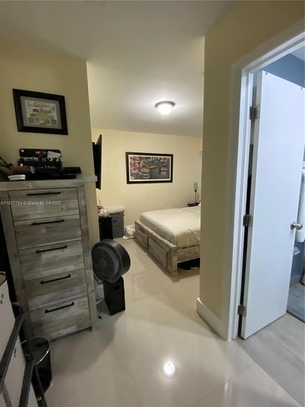 Building Photo - 15405 Miami Lakeway N