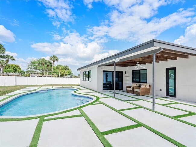 Building Photo - 1650 NW 114th Ave
