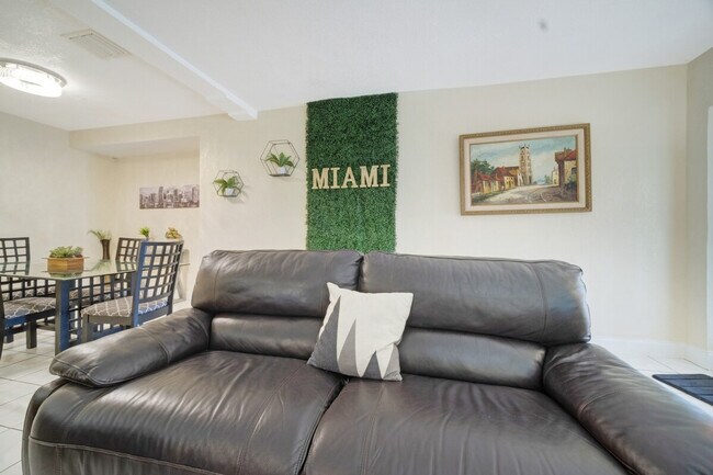 Building Photo - 1030 NW 144th St