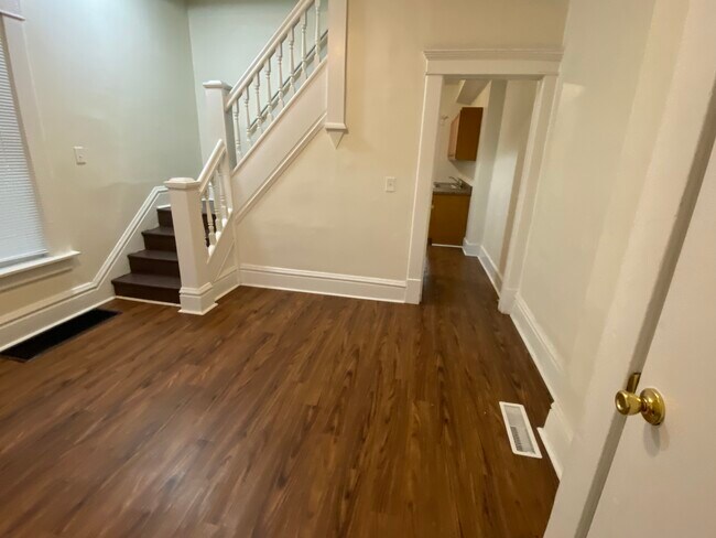 Building Photo - 82 Dana Ave