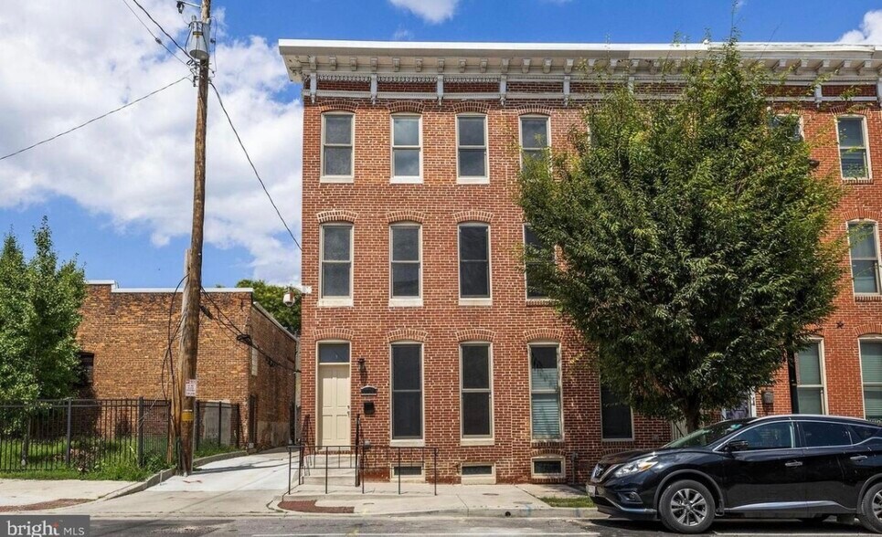 Building Photo - 1704 E Chase St