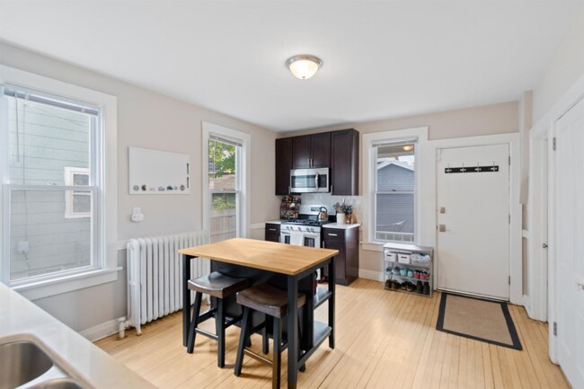 Building Photo - 3 Bedroom Bungalow in Riverwest