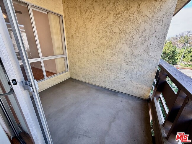 Building Photo - 5600 Kensington Wy