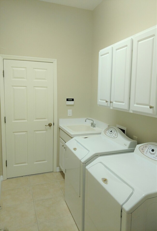 Building Photo - Annual Rental: Luxurious 4 Bedroom 3 bath POOL home in Woodlands of Rivendell! Just Blocks form P...