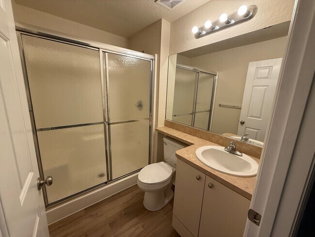 Building Photo - 2 Bedroom/2 1/2 Bathroom End Unit Apartment