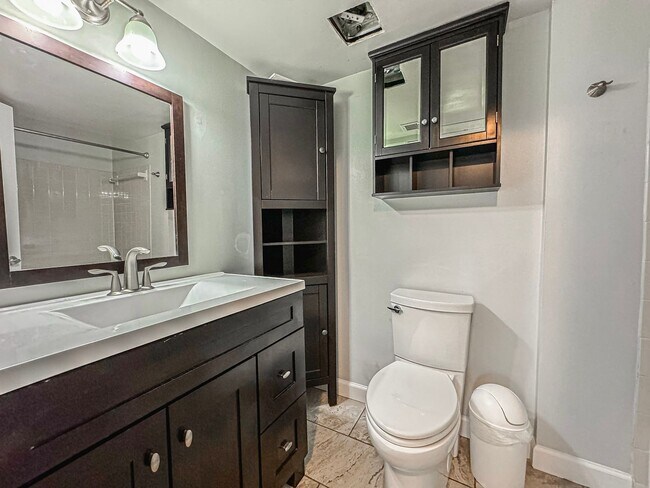 Building Photo - Fantastic 2 Bed 2.5 Bath Condo With A Spac...
