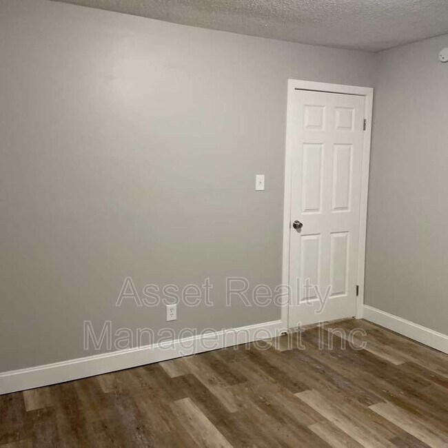 Building Photo - 3821 Hampton Ave