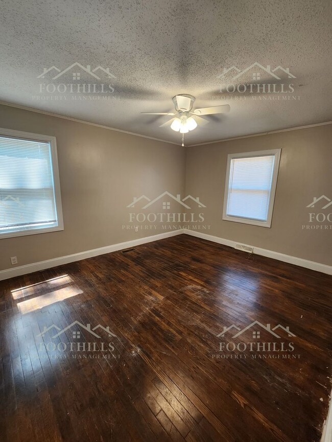 Building Photo - Charming 3-Bed Brick Rental Near Schools &...