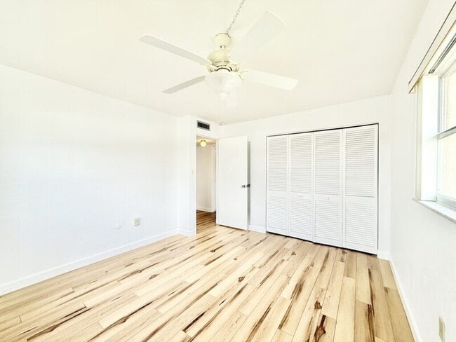 Building Photo - 445 32nd Ave N