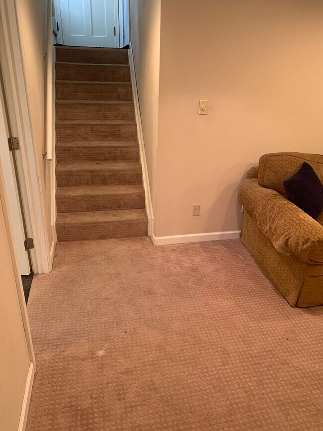 Building Photo - Lovely Ranch Home with Hardwood Floors and...