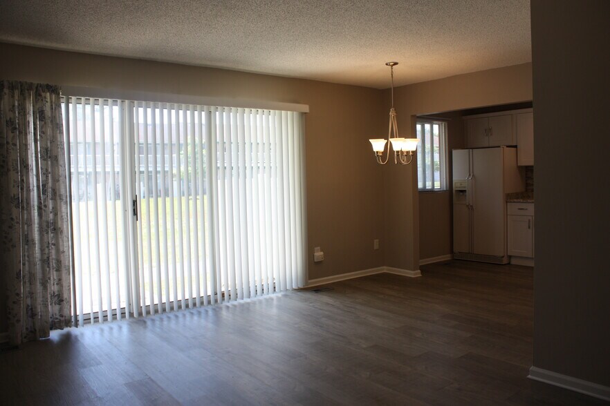 Living room & dining area - 220 Park Ave