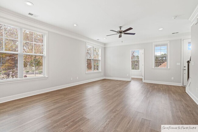 Building Photo - RESORT LIVING IN DESIRABLE SALUDA RIVER CLUB