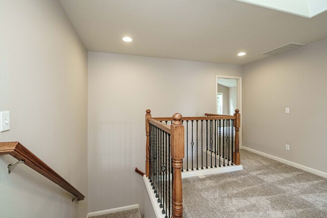 Building Photo - $500 Move In Special NO APPLICATION FEE 4 ...