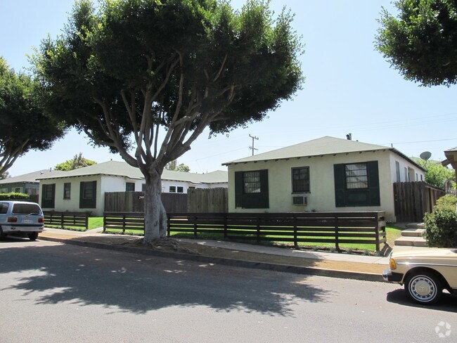 Building Photo - 2414-2418 Oak St