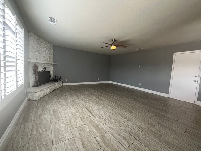 Building Photo - 3 bedroom plus BONUS Room 2 bath home in H...