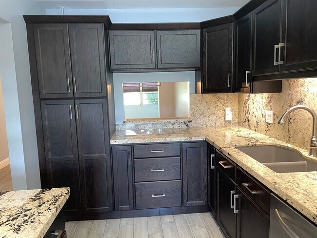 Building Photo - Beautifully renovated! 2 Bed, 2 Bath corne...