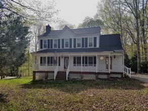 Building Photo - Spacious 3 bedroom 2.5 bath home in South ...