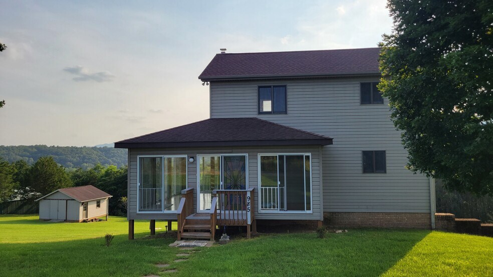 Building Photo - 985 Lazy River East Rd