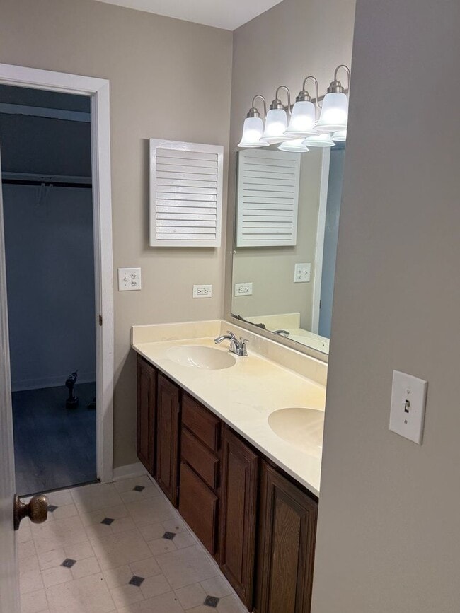 Building Photo - Recently Renovated 2 Bed 1 Bath in Naperville, Ready Now!