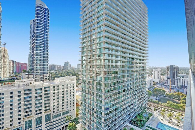 Building Photo - 1111 SW 1st Ave