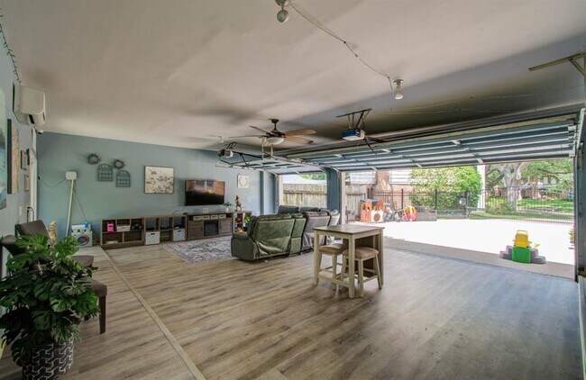 Building Photo - 11311 Chevy Chase Dr