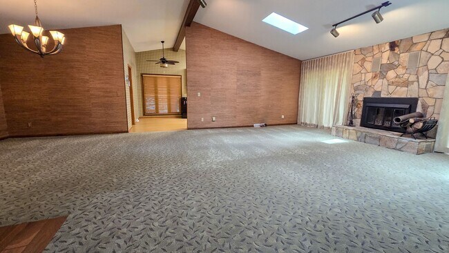 Building Photo - 632 Browning Pl
