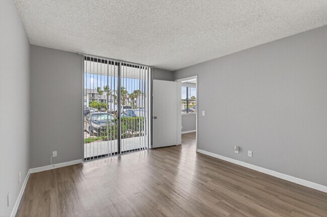 Building Photo - 714 Executive Center Dr