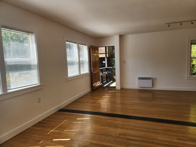 Building Photo - 2114 7th Ave W