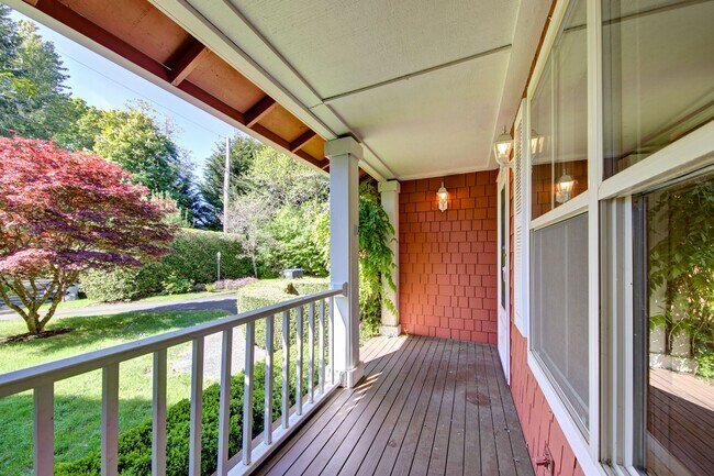 Building Photo - Beautiful Downtown Home