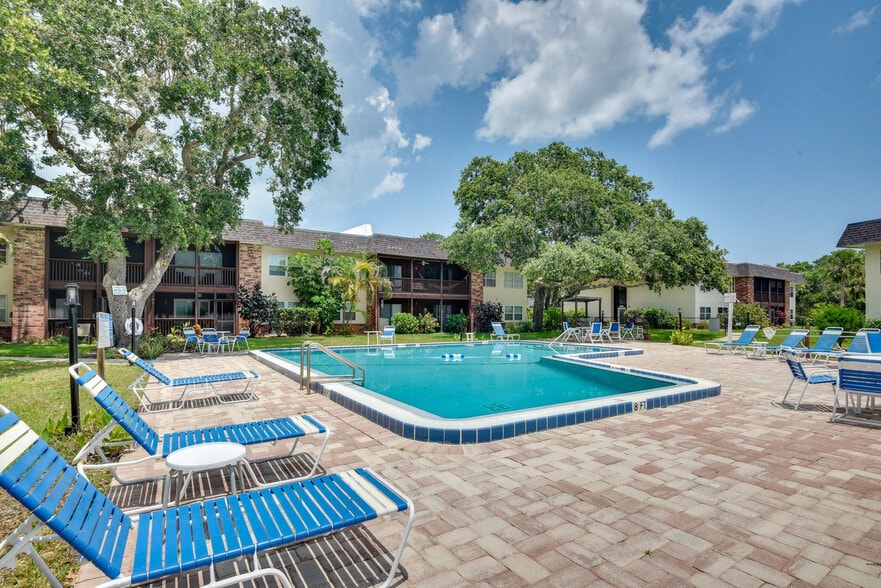 Building Photo - 3800 Saxon Dr