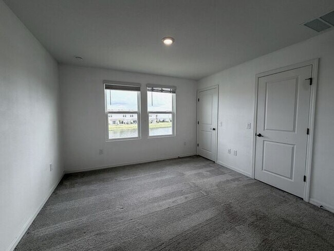 Building Photo - Westview End Unit Townhome