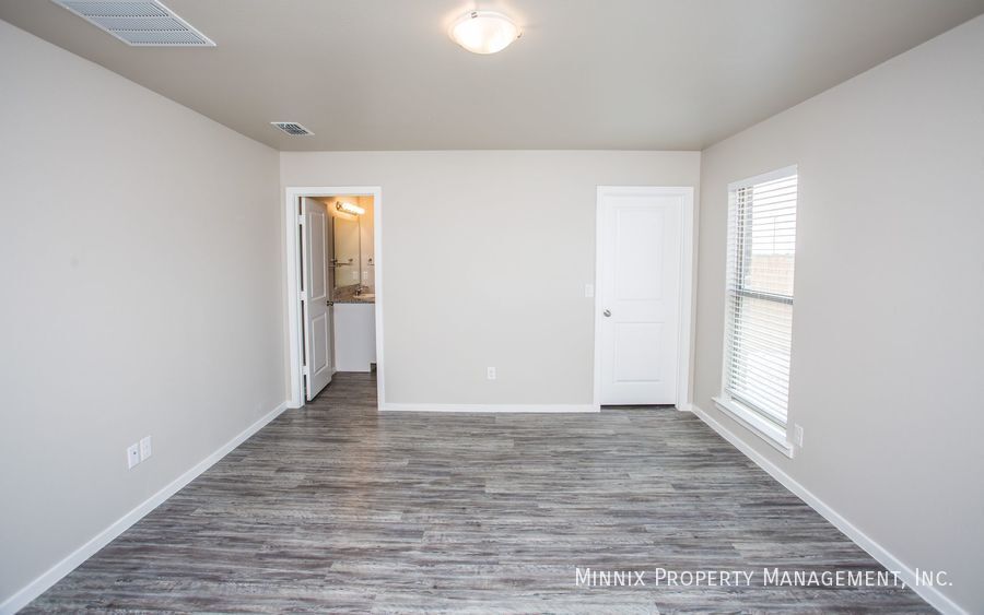Building Photo - 2126 N Texas Ave