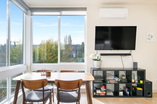 Building Photo - 3900 Leary Wy NW