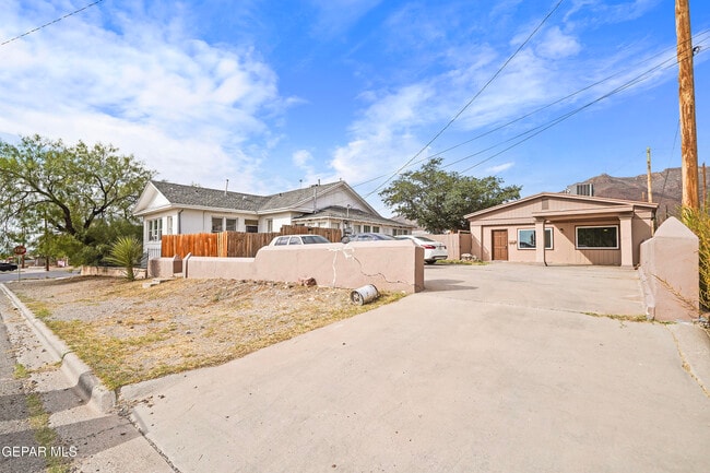 Building Photo - 3225 Fort Blvd