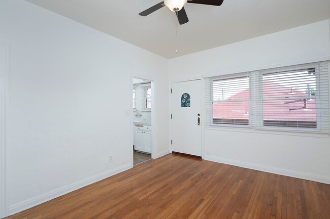 Building Photo - 2 WEEKS FREE!!! Rare 1 Bedroom in a Fantas...