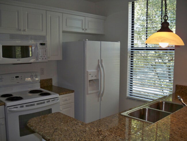 Building Photo - Saint Charles - Luxury 2 Bedroom, 2 Bathroom Condo