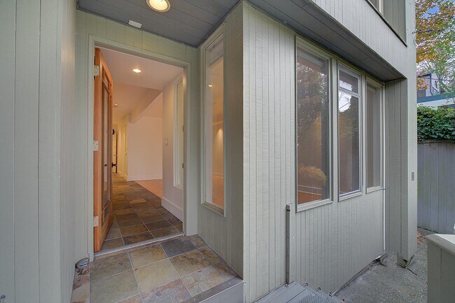 Building Photo - 1038 Lakeview Blvd E