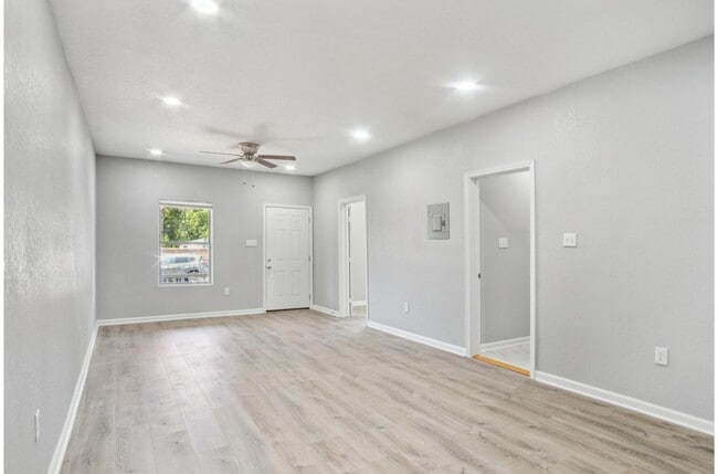 Building Photo - Charming and Modern Living Near Downtown San Antonio