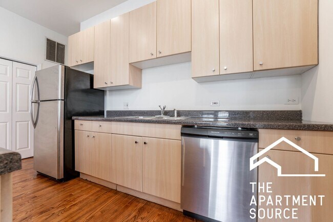 Building Photo - HUGE 4BR/2BA Duplex Close to Blue Line