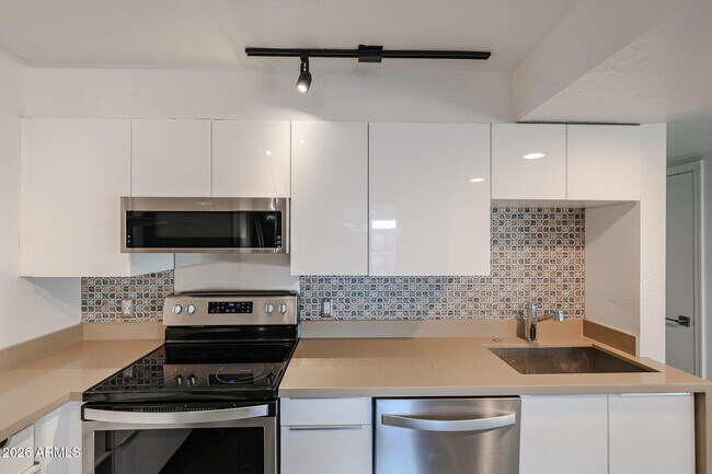 Building Photo - 353 E Thomas Rd