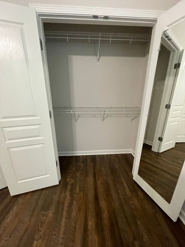 Building Photo - Three Bedroom Townhouse Available!