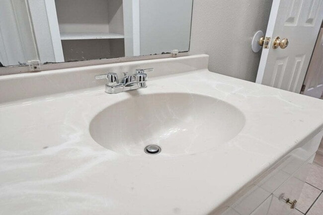 Building Photo - A small-town charm ready for move in!