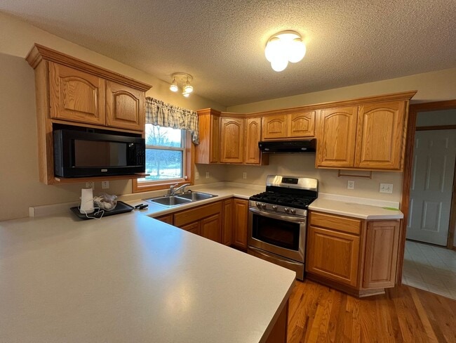 Building Photo - Gorgeous 5 Bed, 2.5 Bath Single-Family Home!
