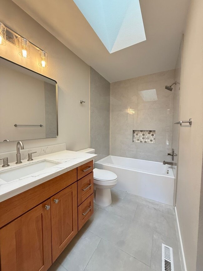 Building Photo - Fully Remodeled Silver Firs Townhome for R...