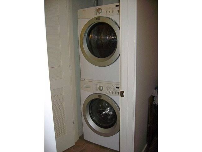 Building Photo - Eastwood Commons 1bd/1ba Condo - Available 6/1