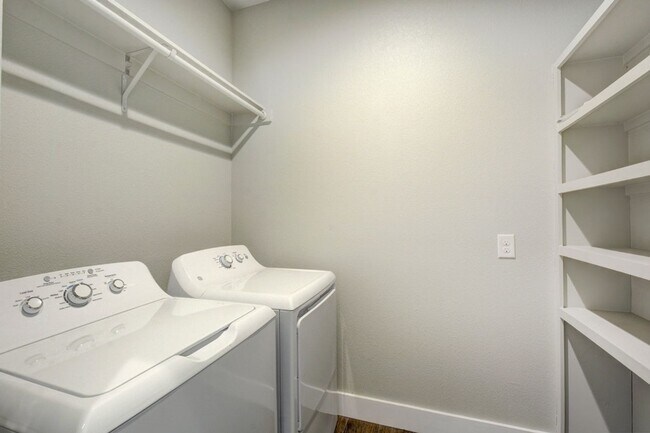 Building Photo - 7bed/4bath in West Campus